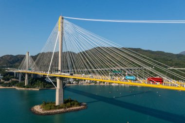 Hong Kong - 12 Kasım 2021: Hong Kong 'daki Ting Kau köprüsünde insansız hava aracı uçuşu