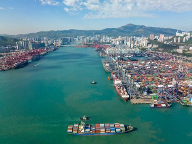 Hong Kong - 04 Aralık 2021: Hong Kong şehrindeki kargo terminalinin üst görüntüsü