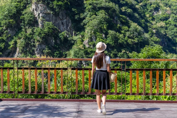 台湾の花蓮にある多良子国立公園を訪れる女性 — ストック写真