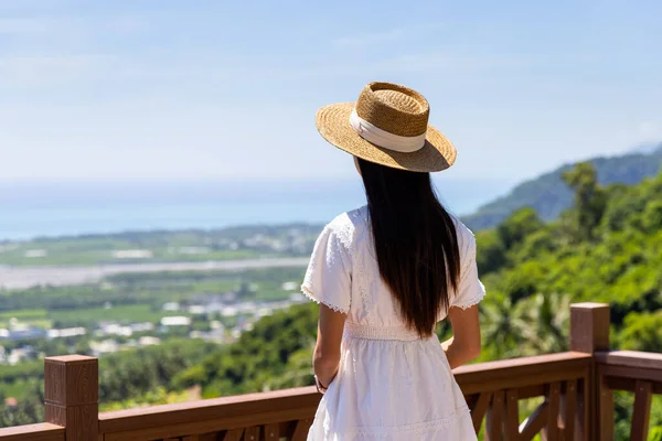 Donna Viaggio Piedi Sulla Cima Guardare Montagna — Foto Stock