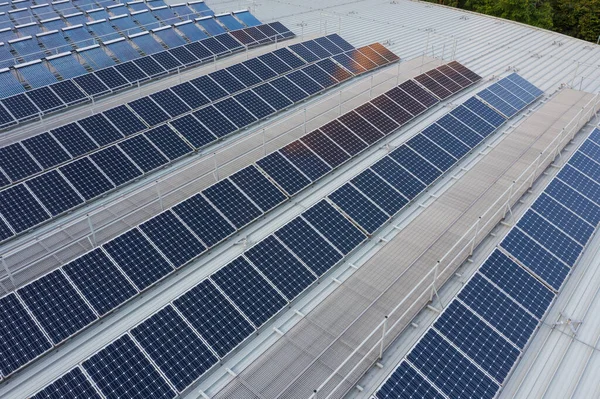 楼顶的太阳能电池板 — 图库照片