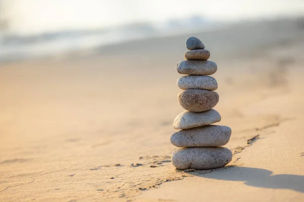 Balans Kiezelsteen Het Zandstrand — Stockfoto