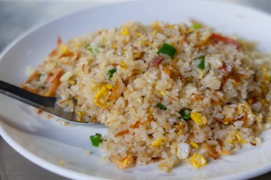 Çin usulü kızarmış pirinç yemeği, yumurta ve karides.