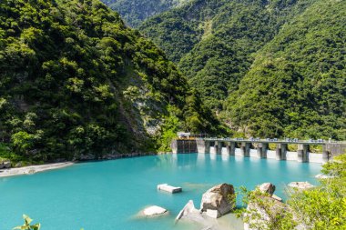 Tayvan 'ın Hualien bölgesindeki Taroko Ulusal Parkı' nda nehir gölü olan güzel bir manzara.