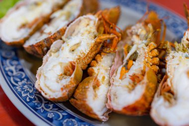 Sebze süslemeli ıstakoz buğulama.