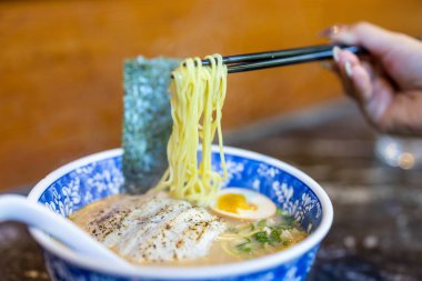 Izgara balık çorbası Japon ramen kasesi.