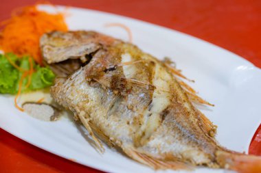 Kavrulmuş karabatak balığı tabağı.