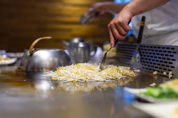 Teppanyaki Šéfkuchař Připravuje Jídlo Vařeném Plechu — Stock fotografie