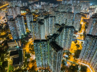 Geceleri Hong Kong 'daki kamu binasının en üst görüntüsü.