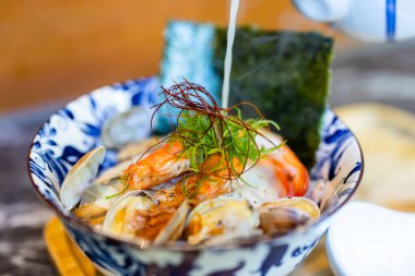 Deniz ürünleri midyesi ve karides Japon ramen kasesi.