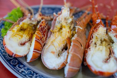 Sebze dekorasyonunda haşlanmış ıstakoz.