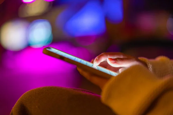 Kvinna Använda Mobiltelefon Utomhus Natt — Stockfoto