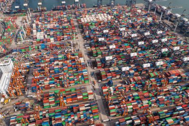 Kwai Tsing, Hong Kong - 08 Haziran 2021: Hong Kong kargo terminalinin üst görüntüsü