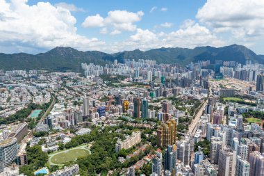 Kowloon, Hong Kong - 23 Ağustos 2021: Hong Kong şehrinin üst manzarası