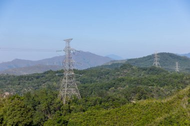 Dağdaki yüksek voltajlı elektrik hattı