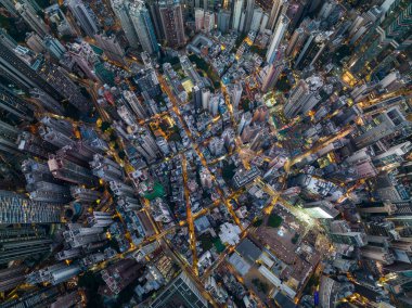 Merkez, Hong Kong - 06 Aralık 2021: Akşamları Hong Kong 'un merkezindeki kompakt şehrin yukarıdan aşağı manzarası