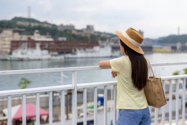 Seyahat eden kadın Tayvan 'daki Keelung şehrini ziyaret etti.