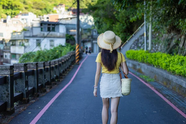 Promenade Femme Sur Route Campagne — Photo