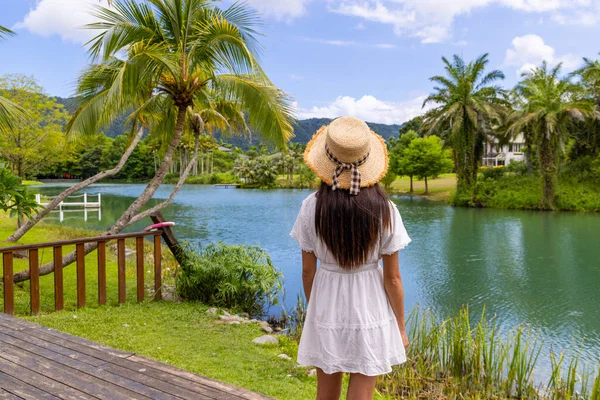 Travel Woman Visit Beautiful Water Lake — Stock Photo, Image