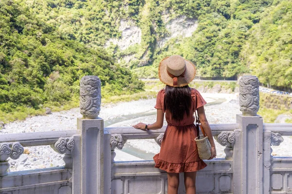 Жінка Відвідує Національний Парк Тароко Хуіньсі Тайвань — стокове фото