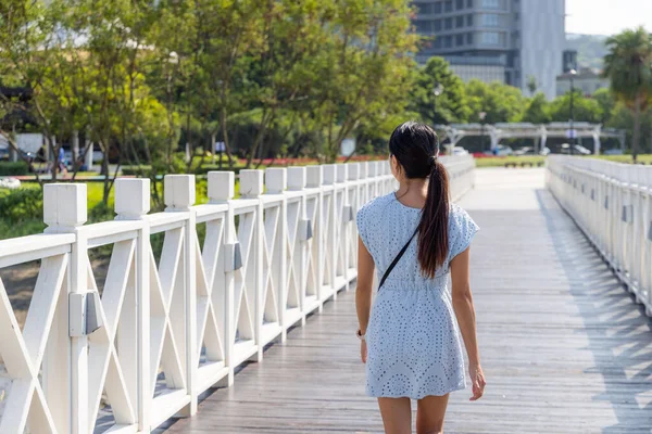 Žena Procházka Dřevěném Mostě Bali Tchaj Wanu — Stock fotografie