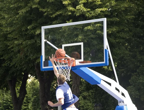 Wettbewerbe im Amateur-Streetbasketball. — Stockfoto