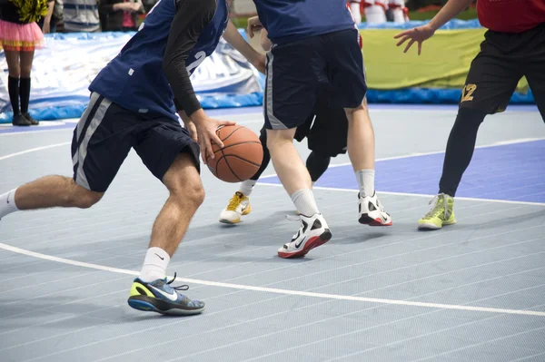 Konkurrencer på amatør street basketball. - Stock-foto