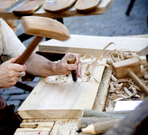 marangoz bir çukur bir pansiyon var,