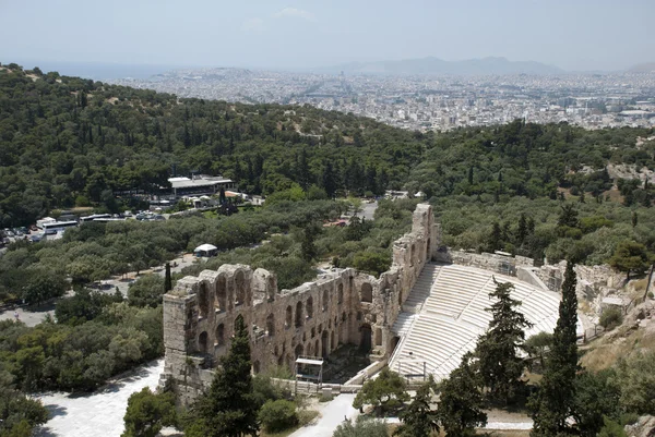 El teatro Odeum en Atenas y la ciudad — Foto de Stock