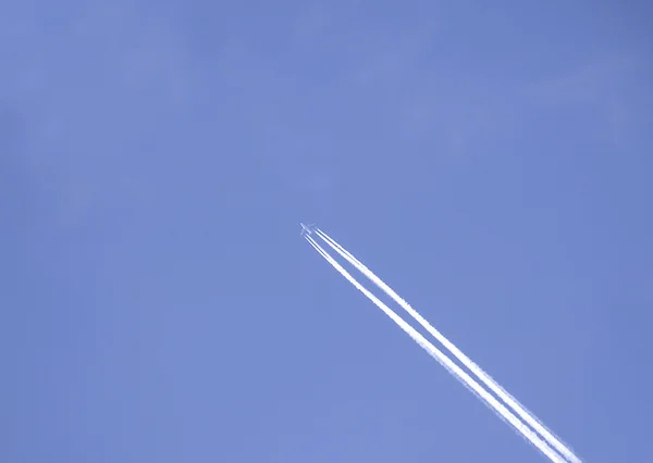 Flug des Flugzeugs hoch am Himmel — Stockfoto
