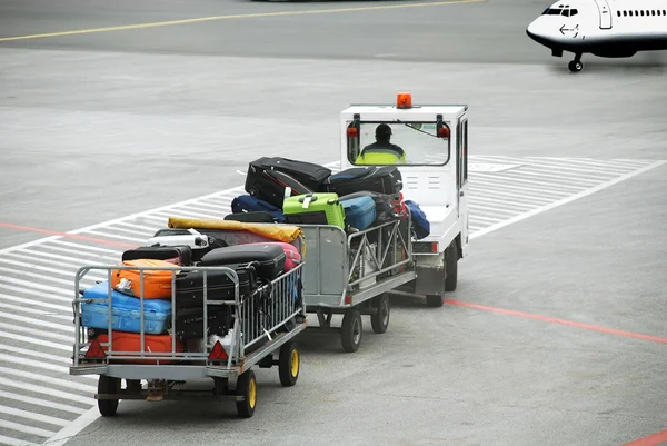 Trafic de bagages sur une électromobile à l'avion — Photo