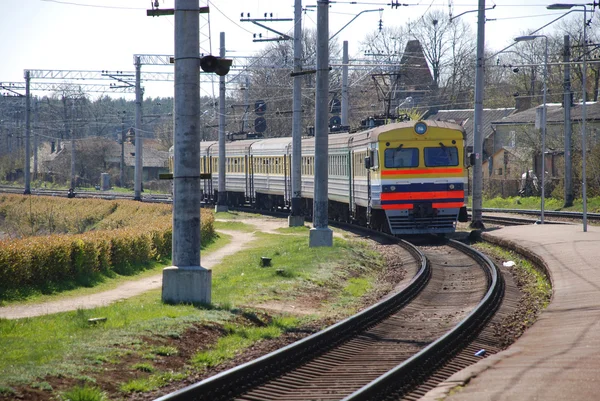 Elektrický vlak hnutí v Jurmale. — Stock fotografie