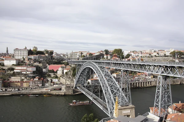 葡萄牙。这座桥通过河杜罗. 图库图片