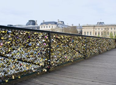 Tüm aşıklar Köprüsü kilitler.
