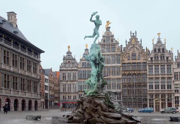 Belgie, antwerp. radnice a fontána. — Stock fotografie