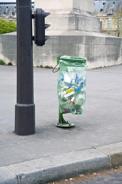 Os sacos de lixo parisienses de polietileno verde transparente — Fotografia de Stock