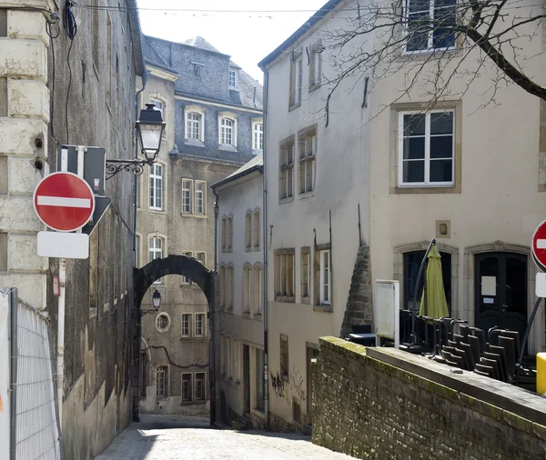 Luxemburg. liten gata i den gamla staden. — Stockfoto