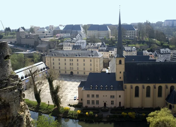 Luxemburg. titta på den lägre staden och en kyrka. — Stockfoto