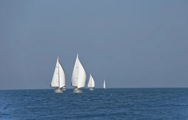 Velas en el mar Mediterráneo . — Foto de Stock