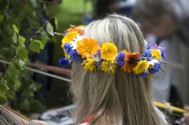 çiçekler kızın başında gelen çelenk.
