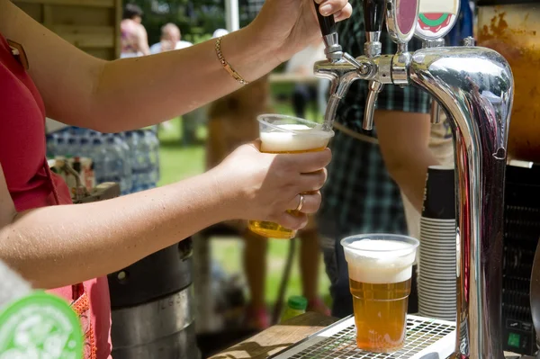 Inondazione di birra in un bicchiere Fotografia Stock