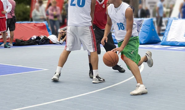 Διαγωνισμοί Στο Ερασιτεχνικό Μπάσκετ Του Δρόμου Ντρίμπλα Φωτογραφία Αρχείου
