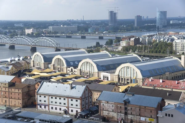 Riga. Vista dos pavilhões do mercado central Fotos De Bancos De Imagens Sem Royalties