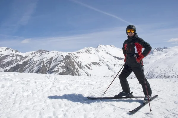 산에 대 한 산 스키 형태로 남자 — 스톡 사진