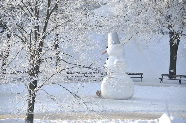 Pupazzo di neve contro gli alberi coperti di brina . — Foto Stock