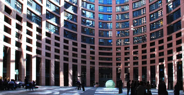 Pátio do Parlamento Europeu em Estrasburgo . Fotos De Bancos De Imagens