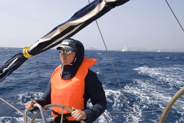 The captain controls the yacht — Stock Photo, Image