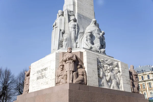 Riga. Fragment eines Basreliefs eines Freiheitsdenkmals — Stockfoto