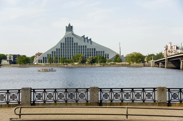Riga vagyok. Kilátás a nemzeti könyvtárra és a hídra. — Stock Fotó