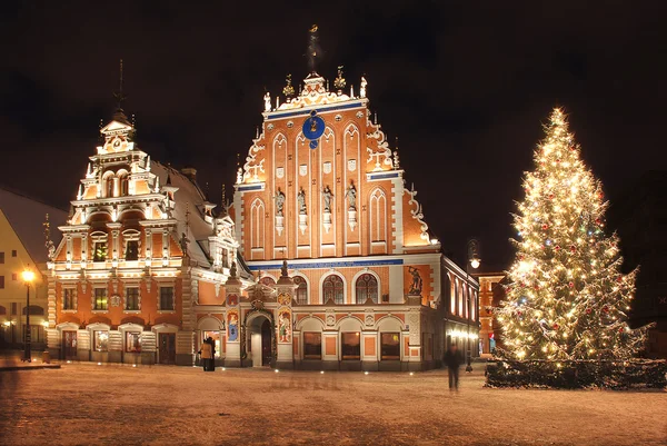 Riga. Casa de cabeça preta na véspera de Ano Novo . — Fotografia de Stock
